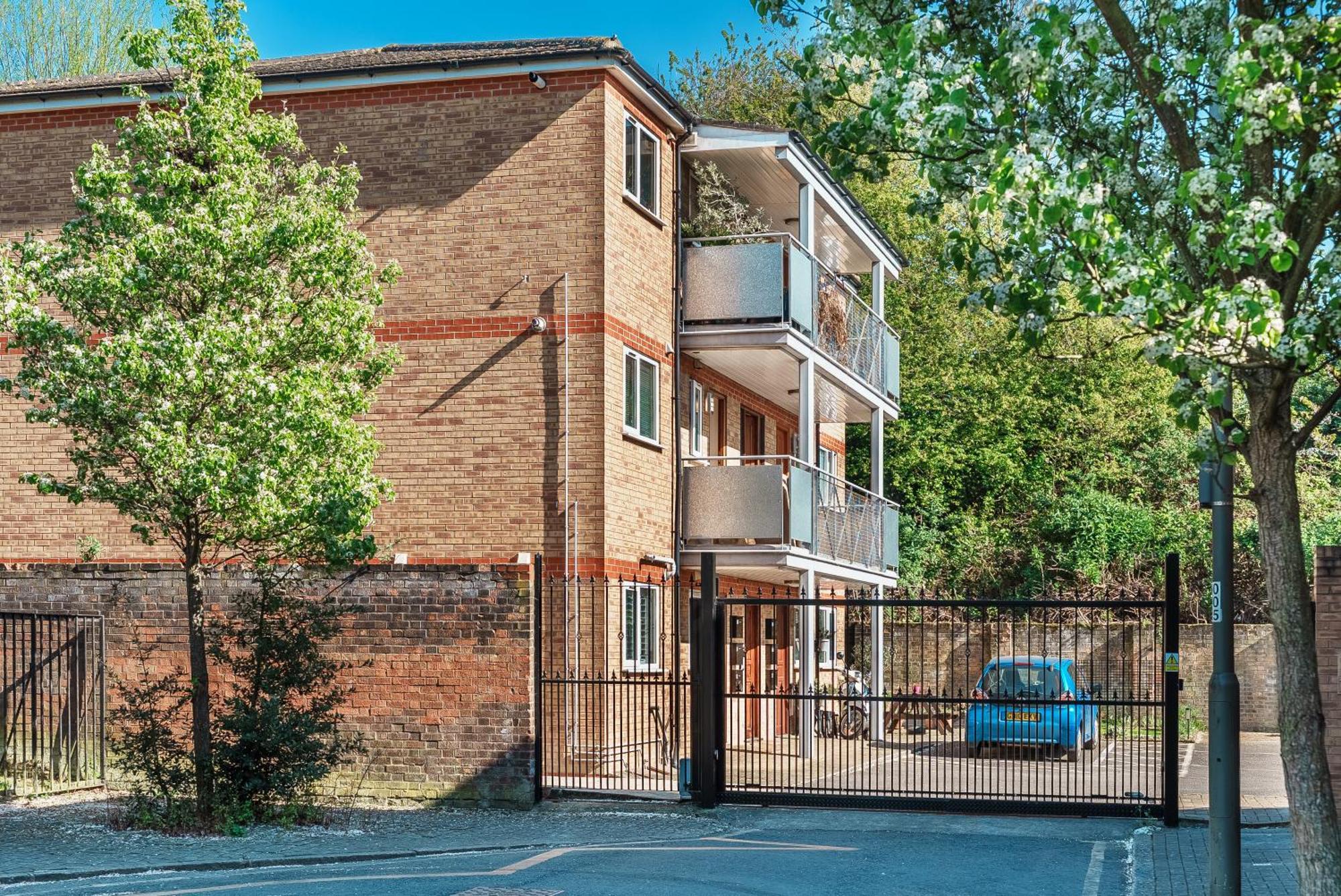 Prime Battersea & Clapham Modern Free Parking *